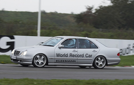 Jason Watt er med i Race for Riget i denne 607-hestes Kleemann E55K Mercedes, som danskeren i 2002 satte verdensrekord med. Dengang nåede han en hastighed på 338 km/t og bilen blev dermed klassificeret som verdens hurtigste 4-personers personbil.